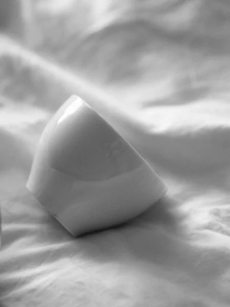 Знімок Чашок Білого Чаю Ліжку — стокове фото