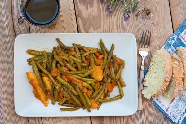 Cocina Griega Judías Verdes Salsa Tomate Sobre Una Mesa Madera —  Fotos de Stock