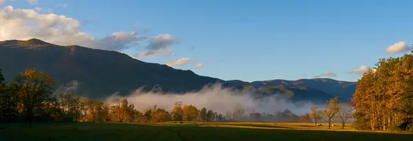 Panoráma Felvétel Úszó Felhők Felett Vidéki Mezők Közelében Dombok Gatlinburg — Stock Fotó