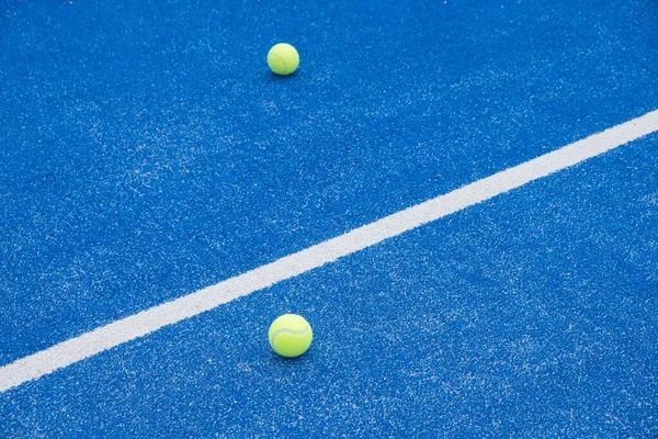 Concentration Sélective Court Paddle Tennis Synthétique Bleu Diverses Boules Jaunes — Photo