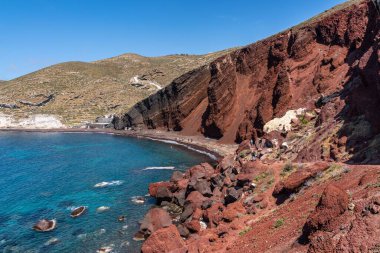 Denize bakan kızıl kayalıklı Santorini Kızıl Sahili manzarası, Akrotiri, Yunanistan