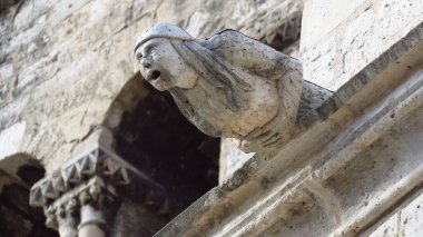 Valladolid katedralindeki heykelin yakın çekimi.