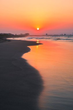 Manzaralı günbatımında büyüleyici bir deniz manzarası.