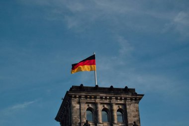 Almanya 'nın Reichstag Kubbesi' nde sallanan Alman bayrağının güzel bir manzarası.