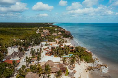 Güneşli bir günde sakin mavi bir denizin büyüleyici manzarası.