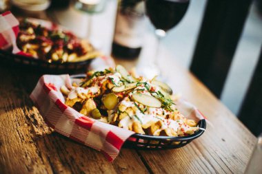 Yakın plan vejetaryen makarna ve peynirli, arka planı bulanık, ahşap bir masada..