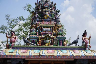 Singapur 'daki Sri Mariamman Tapınağı' nın tepesinde mavi bulutlu gökyüzüne karşı