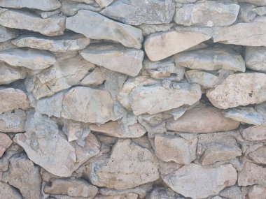 Çakıl taşı duvar dokusunun yakın çekimi.