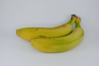 Beyaz arka planda iki muz