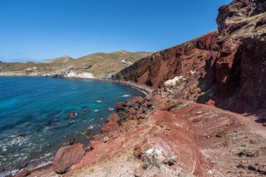 Santorini 'nin Kızıl Sahili, Yunanistan' daki kırmızı volkanik kayalarıyla adanın en ünlü plajlarından biri.