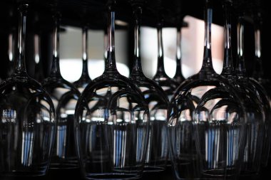 Barda asılı duran bardakların yakın çekimi.