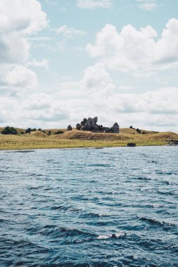 İrlanda 'daki harabe Klonmacnoise Şatosu adadan görüldü.
