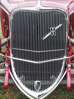 Hooligans Zümrüt Şehir Araba Fuarı 'nda klasik Ford araba kaputunun dikey çekimi.