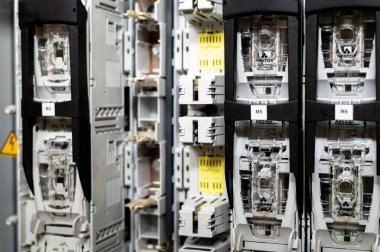 Sigortaları ve kabloları olan bir elektrik santralinin yakın çekim görüntüsü.