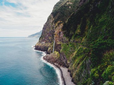 Portekiz, Madeira 'da orman kayalıkları olan güzel bir kıyı manzarası.