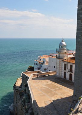 İspanya 'nın Peniscola köyündeki Peniscola Deniz Feneri' nin çatı manzarası