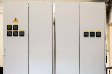 Kapalı bir elektrik santraline yakın çekim