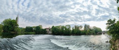 Besancon, Fransa 'da nehrin ve doğanın dramatik manzarası