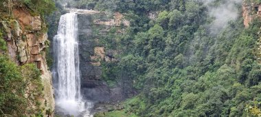 Kwazulu Natal Güney Afrika 'da Karloof Şelalesi 105 metre