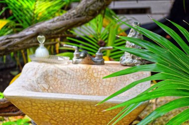 Meksika, Tulum 'da bir temazkal (Meksika şamanik spa) bahçesinde lavabo - şifa, seremoni, rahatlama konsepti