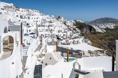 Firostefani, Santorini, Yunanistan, Nisan. 2022 - Santorini kalderasına tepeden bakan tipik jakuzili süitler ve çarpıcı bir panoramik manzara sunuyorlar