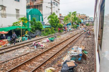 Merkez Tren İstasyonu 'ndaki tren rayları arasında fakir insanlar yaşıyor.