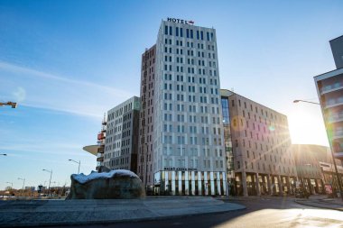 Güzel tasarlanmış, modern bir binanın manzarası.