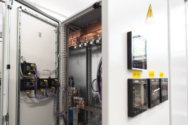 Sigortaları ve kabloları olan bir elektrik santralinin yakın çekim görüntüsü.