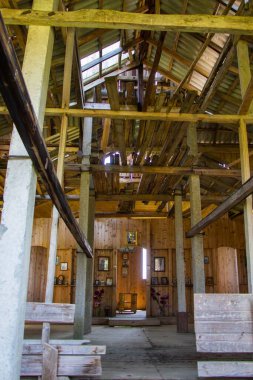 Georgia, Samegrelo 'daki eski ahşap kilisenin içinde duvarlarda fotoğraflar var.