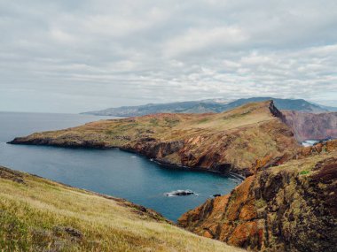 Madeira, Portekiz 'de kayalıkları olan güzel bir kıyı manzarası.