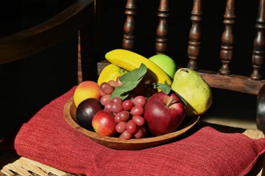 Santiago, Şili 'de bir sandalyede suni meyve tepsisi.