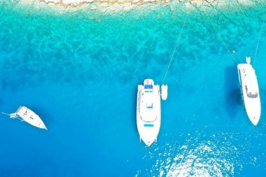 Kıyıya yakın teknelerin havadan çekilmiş görüntüleri.