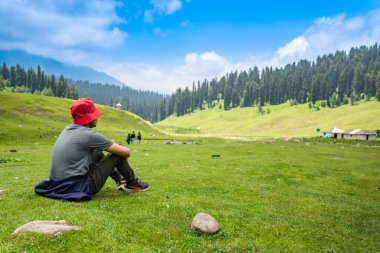 Gulmarg, Hindistan 'da bir şehir, bir tepe istasyonu, popüler bir turist ve kayak merkezidir..