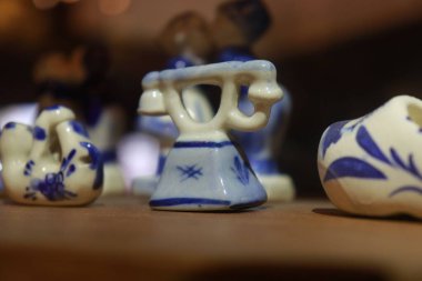 Masada minyatür bir seramik telefon.