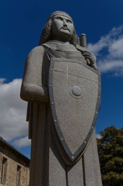 Brittany, Fransa 'daki Azizler Vadisi' nde kalkanı olan bir adamın heykeli.