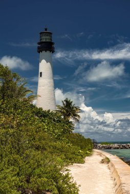 Key West, ABD 'deki kumlu sahildeki deniz fenerinin büyüleyici manzarası.