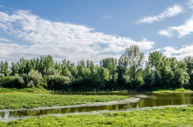 Ulusal Park 'ta güzel bir göl manzarası - Sodros güneşli bir günde