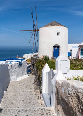 Oia 'da Aegen Denizi, Santorini ve Yunanistan' a bakan ikonik beyaz yel değirmeni