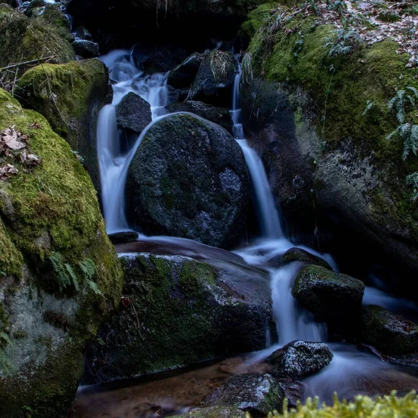 Uma Vista Deslumbrante Cachoeira Que Desce Montanha Algas Rochosas Exposição — Fotografia de Stock