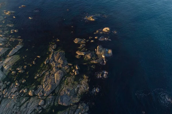 Drone Widok Skał Wybrzeżu Podczas Złotej Godziny — Zdjęcie stockowe