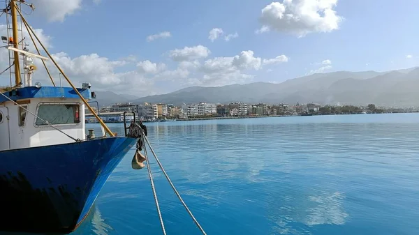 Gran Barco Pesca Puerto Kalamata Una Hermosa Mañana Montaña Fondo — Foto de Stock