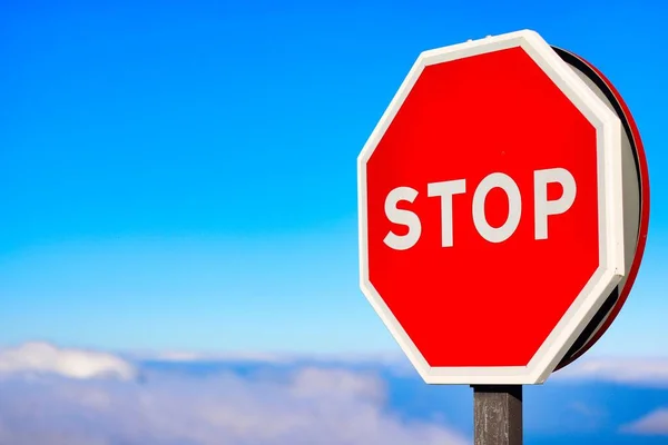 Közelkép Stop Tábláról Felhők Hátterében — Stock Fotó