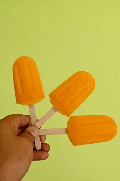 Рука Кучей Апельсинового Мороженого — стоковое фото