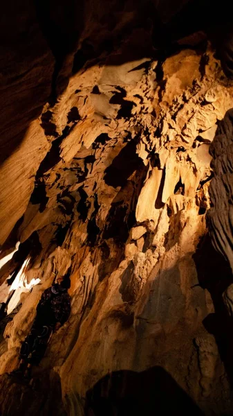 Eine Vertikale Aufnahme Schöner Felsiger Oberflächen Einer Höhle — Stockfoto