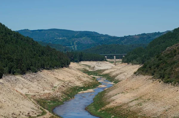Klim Değişikliğinin Yol Açtığı Kuraklık Yüzünden Bulunan Nehir Yatağı Spanya — Stok fotoğraf