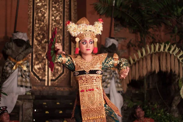 Uma Foto Dançarinos Ubud Palace Bali Indonesia Durante Apresentação — Fotografia de Stock