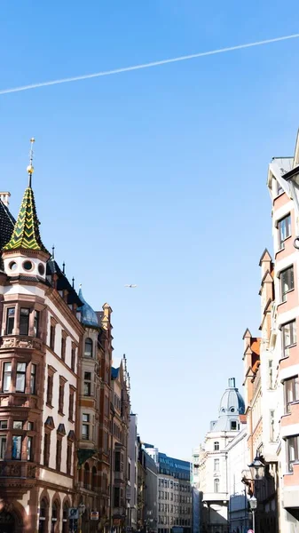 德国莱比锡与蓝天相对照的一排排建筑物的垂直屋顶视图 — 图库照片