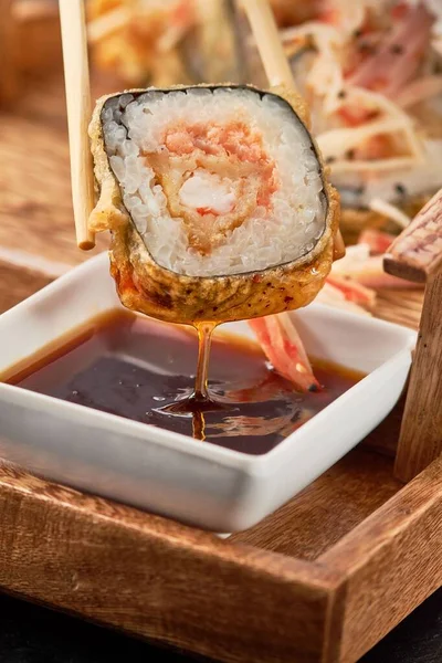 Gros Plan Sushi Roll Trempé Sur Une Sauce Soja — Photo