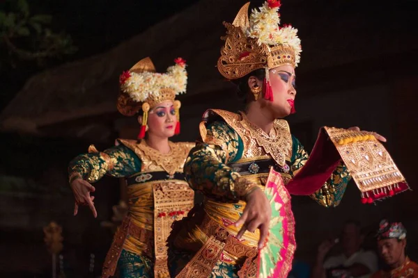 Strzał Tancerzy Ubud Palace Bali Indonezja Podczas Spektaklu — Zdjęcie stockowe