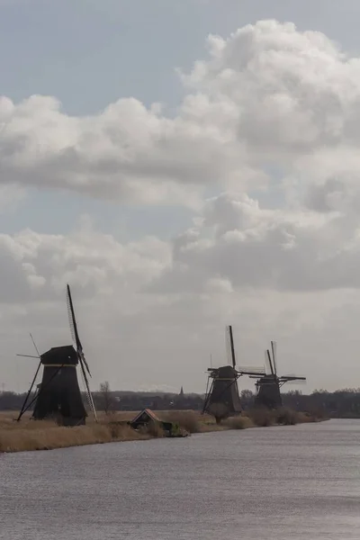 Pionowe Ujęcie Wiatraków Kinderdijk Brzegu Rzeki Holandii — Zdjęcie stockowe